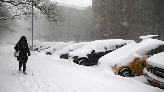 Dominicanos resisten ante tormenta de nieve en EEUU