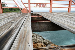 Madera destrozada y multiples hoyos evidencian deterioro puente de los pescadores en malecon de santo domingo