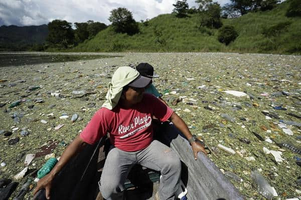 Hombre sentado en una roca 5ef6a374