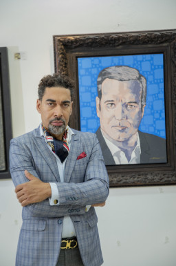 Oscar Abreu frente al retrato de Luis Abinader (2)